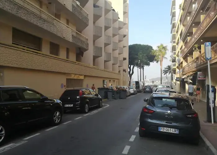 Impeccable 2 pièces avec balcons à 50m de la plage
