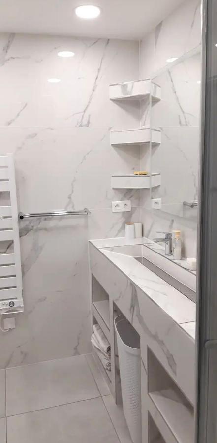 Impeccable 2 Pièces Avec Balcons à 50m De La Appartement *